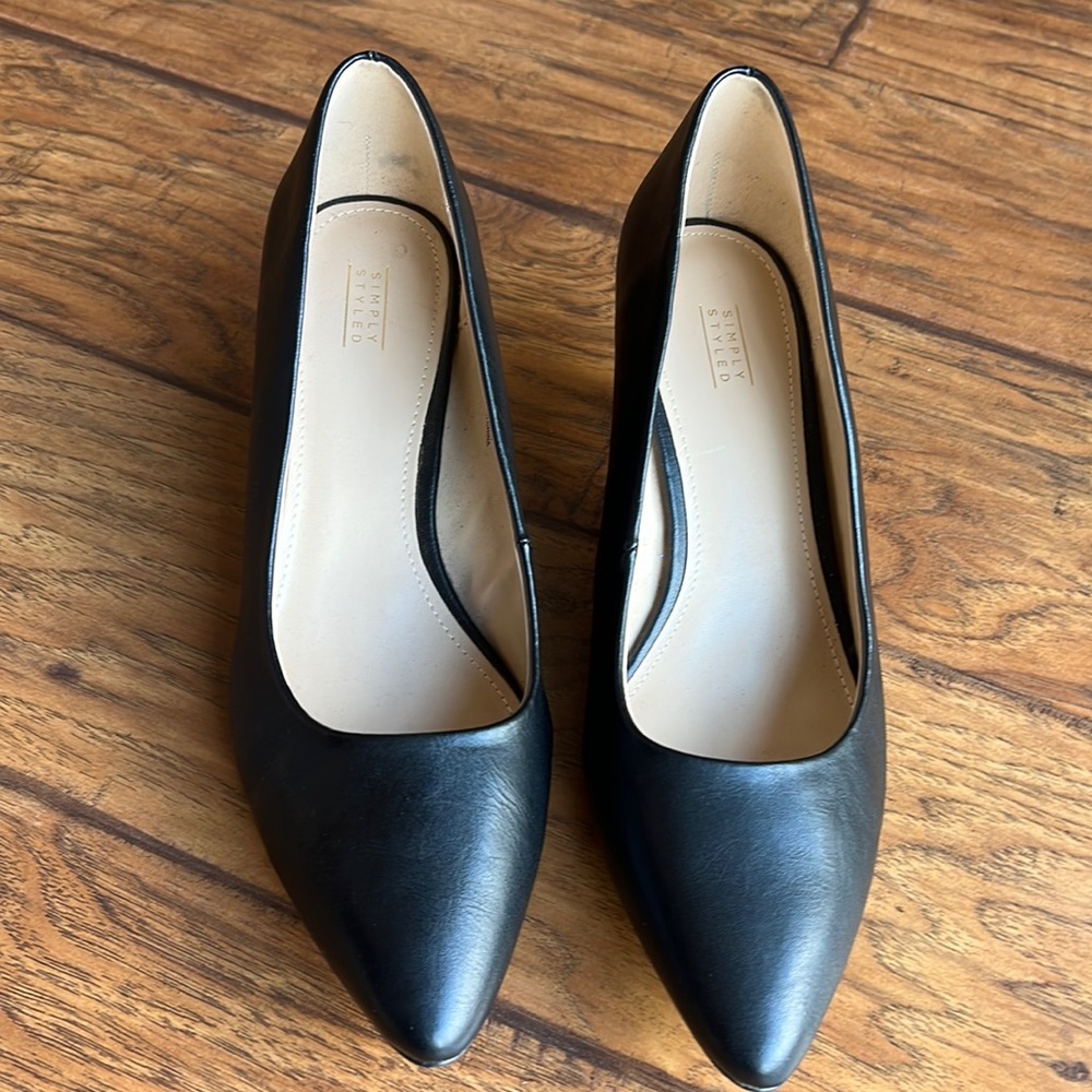 Simply Styled Mia Black -2.5 inch heel. Comfort Size 9.5W. Great condition.